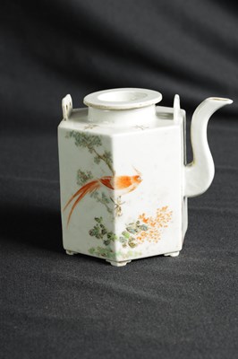 Lot 102 - AN 18TH/19TH CENTURY CHINESE HEXAGONAL TEAPOT WITH SIGNED EIGHT CHARACTER PANEL