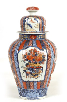 Lot 160 - A GOOD 19TH CENTURY JAPANESE IMARI LARGE SHOULDERED VASE AND COVER