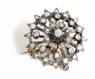 Lot 226 - A GOLD METAL DIAMOND SET FLOWERHEAD BROOCH