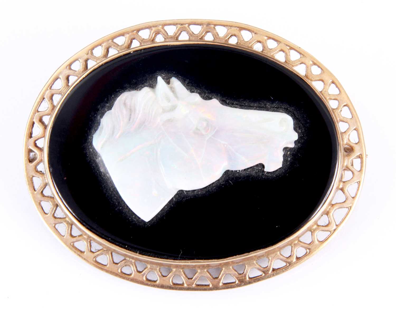 Lot 323 - A 9ct GOLD MOUNTED ONYX BROOCH with carved...