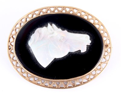 Lot 323 - A 9ct GOLD MOUNTED ONYX BROOCH with carved...