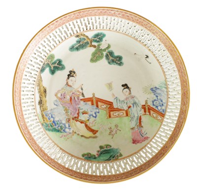 Lot 201 - A 19TH CENTURY CHINESE FAMILE VERTE PIERCED SHALLOW PORCELAIN DISH