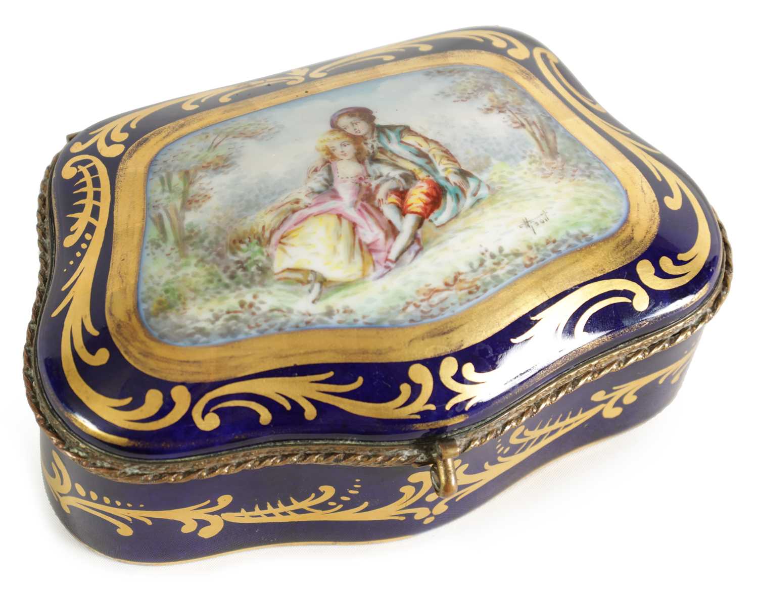 Lot 32 - A LATE 19TH CENTURY SERVES STYLE PORCELAIN HAND-PAINTED LIDDED BOX