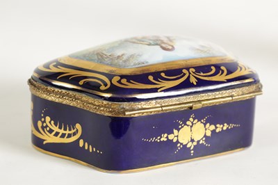 Lot 32 - A LATE 19TH CENTURY SERVES STYLE PORCELAIN HAND-PAINTED LIDDED BOX