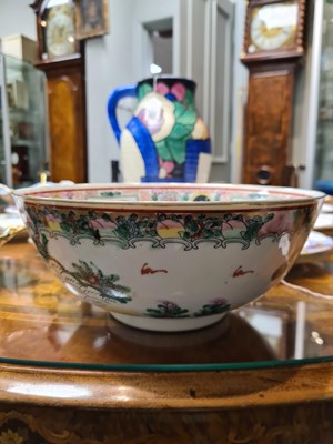 Lot 170 - A 19TH CENTURY CHINESE FAMILLE ROSE PORCELAIN BOWL