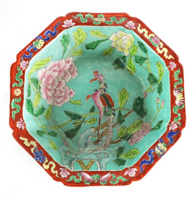 Lot 85 - AN EARLY 20TH CENTURY CHINESE FAMILLE ROSE OCTAGONAL PORCELAIN BOWL