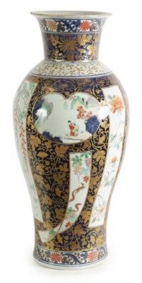 Lot 156 - A LARGE 17TH /18TH CENTURY JAPANESE ARITA PORCELAIN VASE