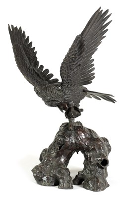 Lot 124 - A JAPANESE MEIJI PERIOD PATINATED BRONZE SCULPTURE OF AN EAGLE