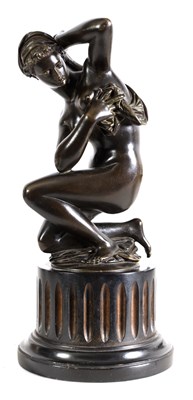 Lot 537 - A 19TH CENTURY ITALAIN BRONZE KNEELING SCULPTURE OF VENUS AFTER THE ANTIQUE