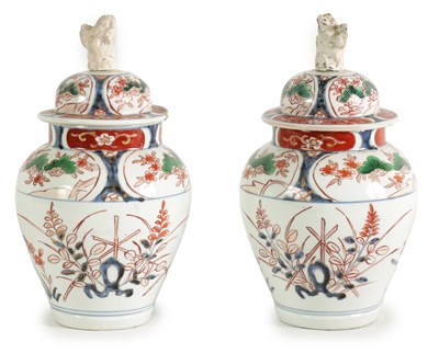 Lot 91 - A PAIR OF EARLY 18TH CENTURY JAPANESE IMARI SHOULDERED VASES AND COVERS