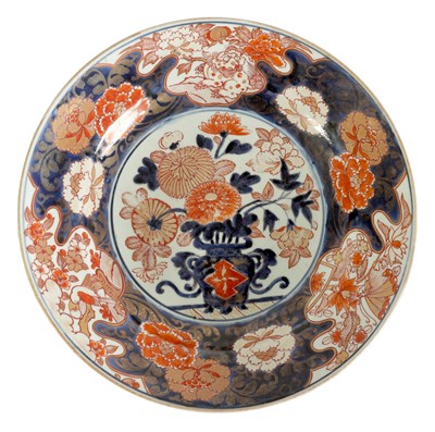 Lot 154 - A 17TH CENTURY JAPANESE IMARI CHARGER