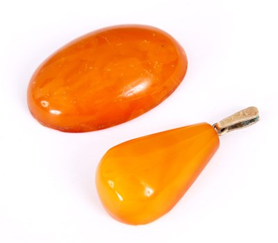 Lot 357 - AN AMBER PEAR SHAPED PENDANT on 21 carat gold...