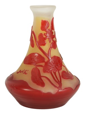 Lot 5 - EMILE GALLE. AN ART NOUVEAU THREE COLOUR FIRE POLISHED CAMEO GLASS VASE