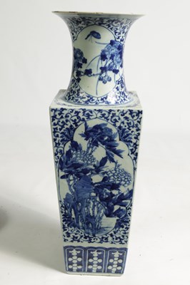 Lot 257 - A GOOD 18TH/19TH CENTURY CHINESE BLUE AND WHITE PORCELAIN SQUARE TAPERING VASE