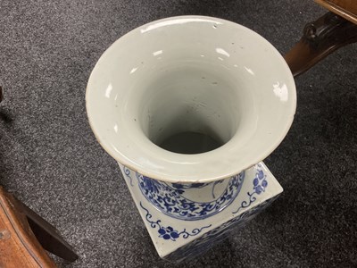 Lot 257 - A GOOD 18TH/19TH CENTURY CHINESE BLUE AND WHITE PORCELAIN SQUARE TAPERING VASE