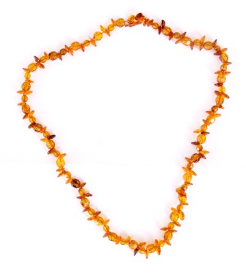 Lot 370 - AN AMBER BEAD NECKLACE on string, of faceted...