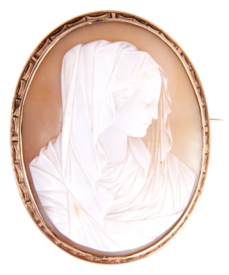 Lot 5 - A GOLD MOUNTED CAMEO BROOCH portrait of a lady...