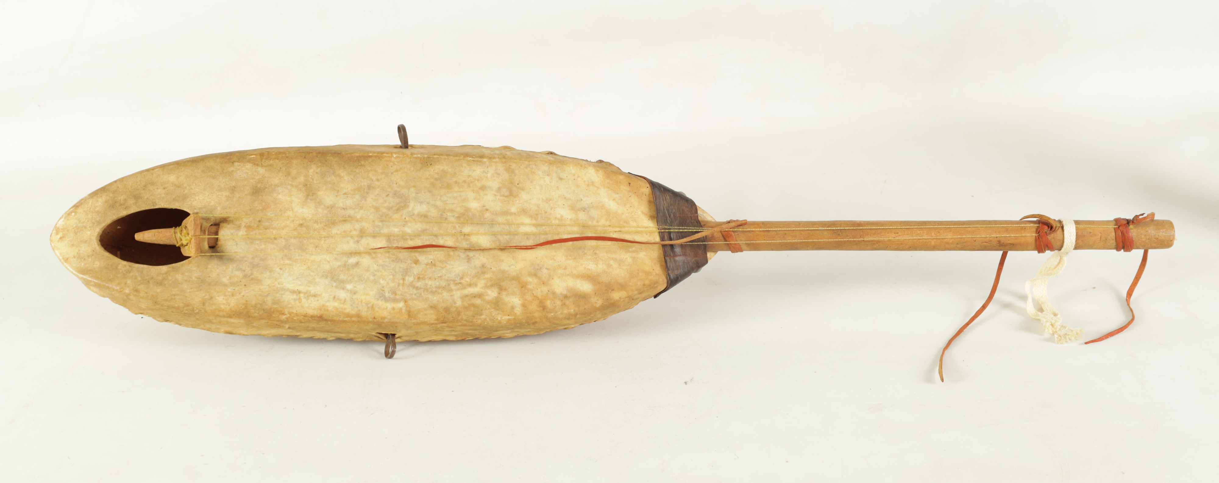 African Ngon Instrument Lot 119 - AN EARLY NGONI, SOUTH AFRICAN HARP / GUITAR