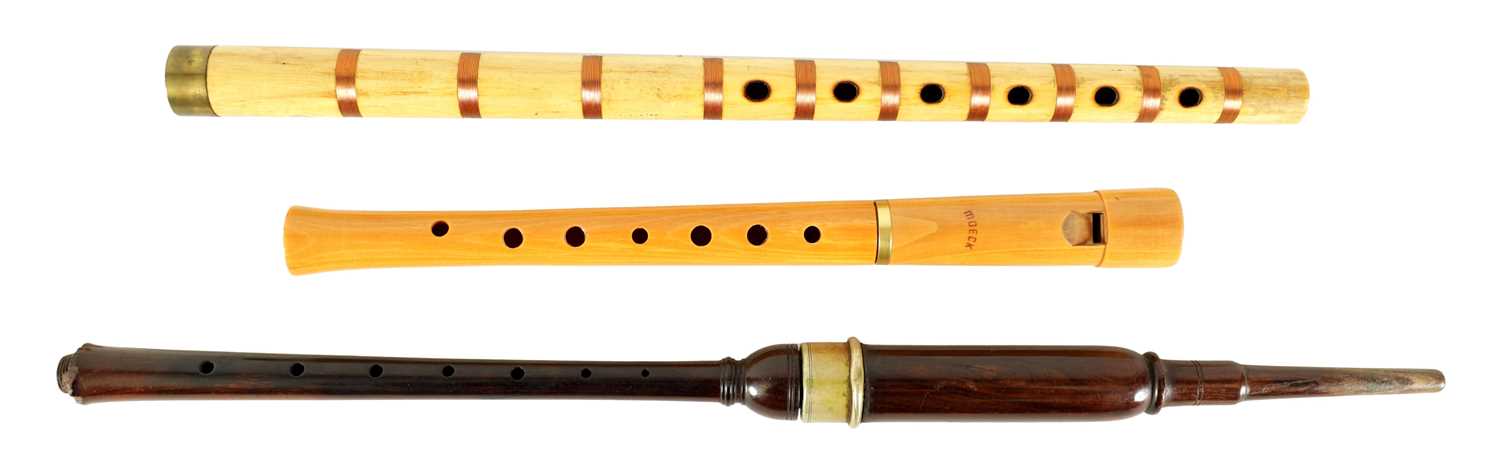 Lot 126 - A MOECK SOPRANO RENAISSANCE STYLE RECORDER TOGETHER WITH A COPPER WIRED PIPE AND A HARDWOOD BAGPIPES PRACTICE CHANTER