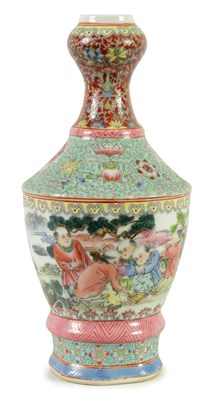 Lot 370 - AN EARLY 20TH CENTURY CHINESE REPUBLIC BOTTLE NECK VASE