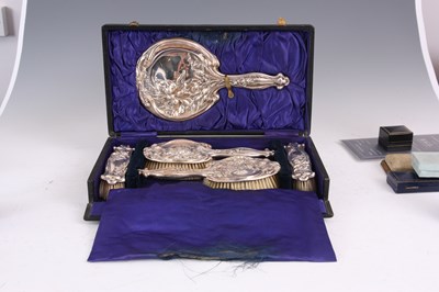 Lot 53 - AN ART NOUVEAU CASED SILVER FIVE PIECE...