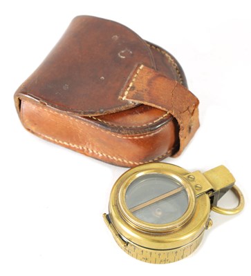 Lot 697 - BARKER & SON, LONDON AN EARLY 20TH CENTURY BRASS CASED POCKET COMPASS