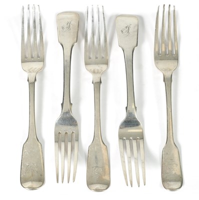 Lot 563 - A MATCHED SET OF 5 LATE GEORGIAN FIDDLY PATTERN SILVER DINNER FORKS