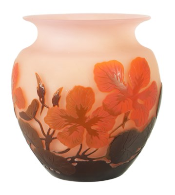 Lot 8 - EMILE GALLE (1846-1904). AN ART NOVEAU THREE COLOUR FIRE POLISHED CAMEO GLASS VASE