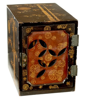 Lot 266 - A JAPANESEMEIJI PERIOD CHINOISERIE LACQUERED TABLE CABINET