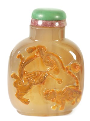 Lot 241 - A 19TH CENTURY CHINESE CARVED AGATE FLATTENED OVOID SNUFF BOTTLE