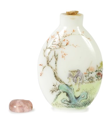 Lot 197 - A 19TH CENTURY FAMILLE ROSE SNUFF BOTTLE