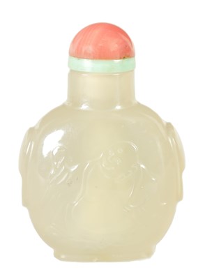 Lot 297 - A 19TH CENTURY CHINESE PALE GREEN GLASS SNUFF BOTTLE