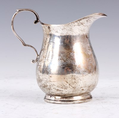 Lot 101 - A SMALL MID 19TH CENTURY SILVER CREAM JUG of...