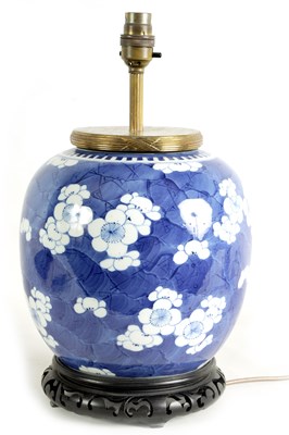 Lot 140 - A 19TH CENTURY CHINESE BLUE AND WHITE PORCELAIN GINGER JAR CONVERTED AS A LAMP
