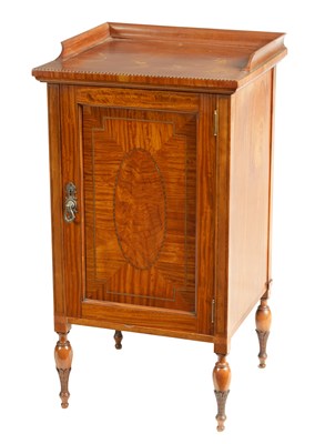 Lot 1029 - AN EDWARDIAN FIGURED SATINWOOD BED SIDE CABINET