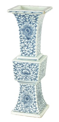 Lot 301 - AN UNUSUAL CHINESE SQUARE SHAPED BLUE AND WHITE PORCELAIN VASE