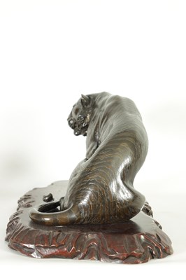 Lot 280 - AN UNUSUAL JAPANESE MEIJI PERIOD BRONZE SCULPTURE OF A SEATED TIGER