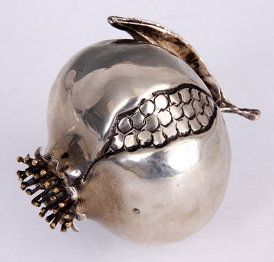 Lot 127 - A SILVER POMEGRANATE 6cm high - hallmark HN 830.