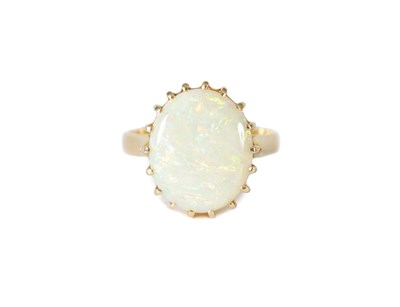 Lot 387 - A 14CT GOLD SOLITAIRE OPAL RING