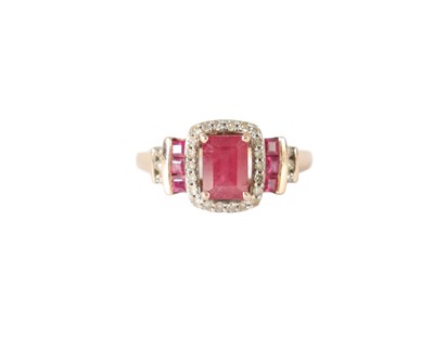 Lot 435 - A 14CT GOLD PINK SPINEL AND DIAMOND RING