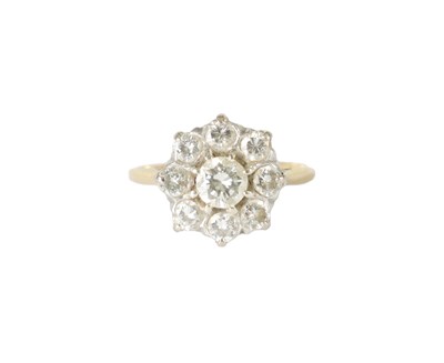 Lot 389 - AN 18CT GOLD DIAMOND CLUSTER RING