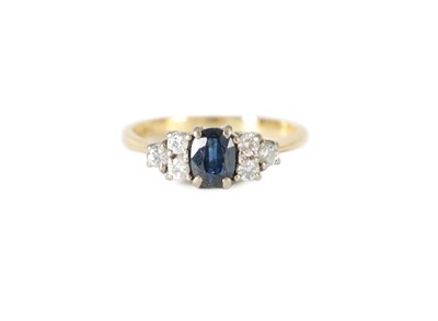 Lot 450 - AN 18CT GOLD SAPPHIRE AND DIAMOND RING