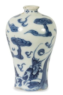 Lot 362 - A 17TH CENTURY KANGXI PERIOD CHINESE PORCELAIN BULBOUS SNUFF BOTTLE