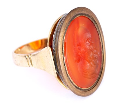 Lot 149 - A 19th CENTURY 9CT GOLD AND AGATE SEAL RING...