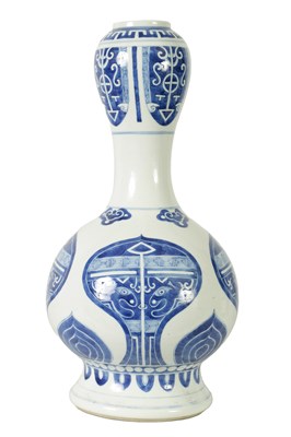 Lot 354 - A 19TH CENTURY CHINESE QING LONG KANGXI PERIOD UNDERGLAZED BLUE AND WHITE “GARLIC HEAD” BULBOUS VASE