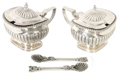 Lot 536 - A PAIR OF GEORGE IV SILVER SLATS WITH GLASS LINERS AND SPOONS