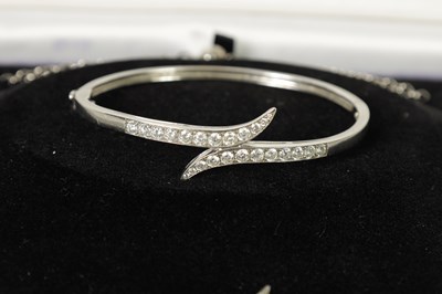 Lot 397 - AN 18CT WHITE GOLD DIAMOND NECKLACE AND BANGLE SET