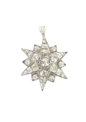 Lot 382 - A 14CT WHITE GOLD DIAMOND SET PENDENT