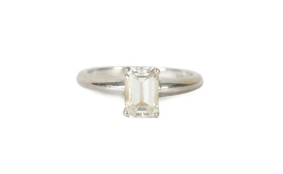 Lot 398 - AN 18CT WHITE GOLD EMERALD CUT DIAMOND RING J/K