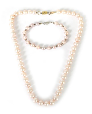 Lot 381 - A CULTURED PINK PEARL NECKLACE & BRACELET SET